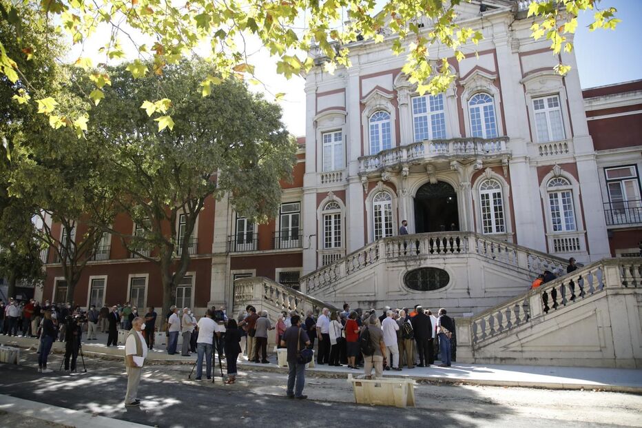 Dezenas nas cerimónias fúnebres de Otelo Saraiva de Carvalho