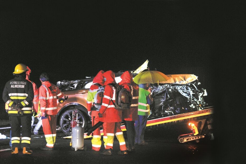 A reconstituição do acidente que matou Sara Carreira. Dez carros evitaram colisão antes da tragédia na A1