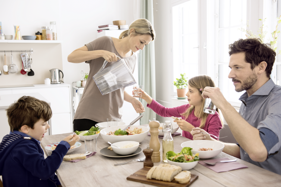 2021-07-28_16_10_27 16_Marella_C_White_Family_Kitchen_Tabel_Food_Mother_Pouring_157251_0 - Cópia.png