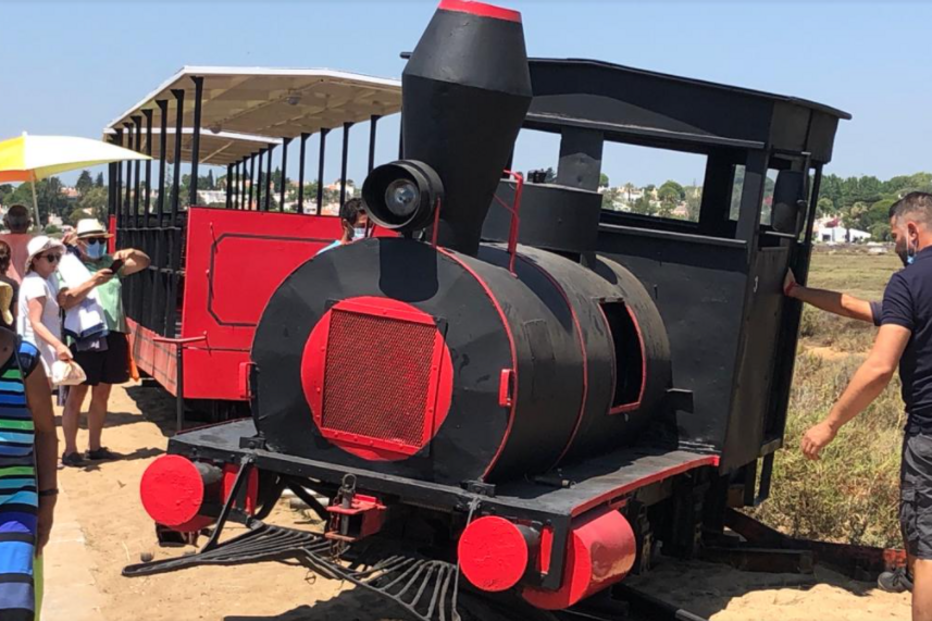 Comboio turístico descarrila em praia de Tavira