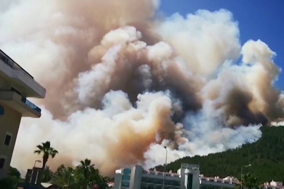 Incêndio florestal ameaça hotéis na zona costeira de Marmaris na Turquia