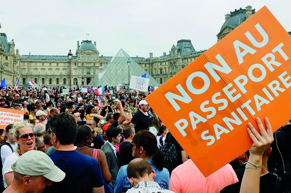 Em França multiplicaram-se nos últimos dias os protestos contra o passe sanitário imposto pelo governo do presidente Emmanuel Macron, por causa da pandemia 