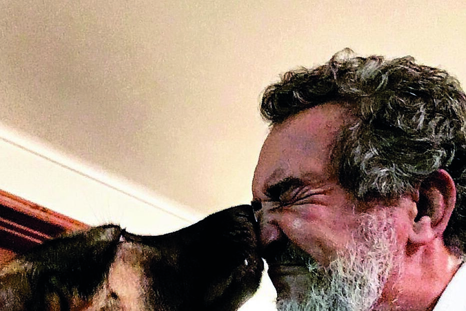 Ator com a sua cadela de estimação, Roca 