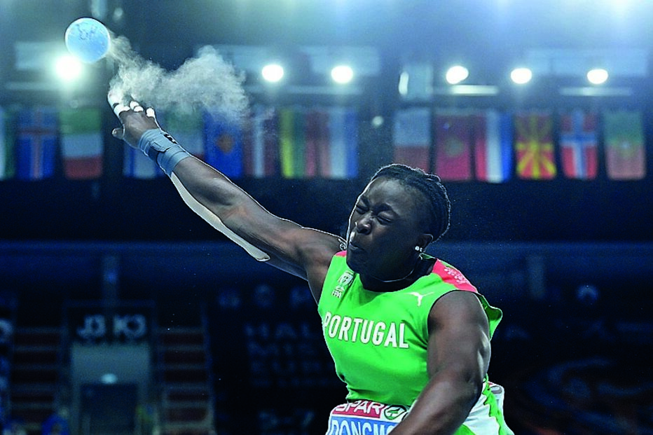 Auriol Dongmo tem a melhor marca mundial do peso (19,75) 