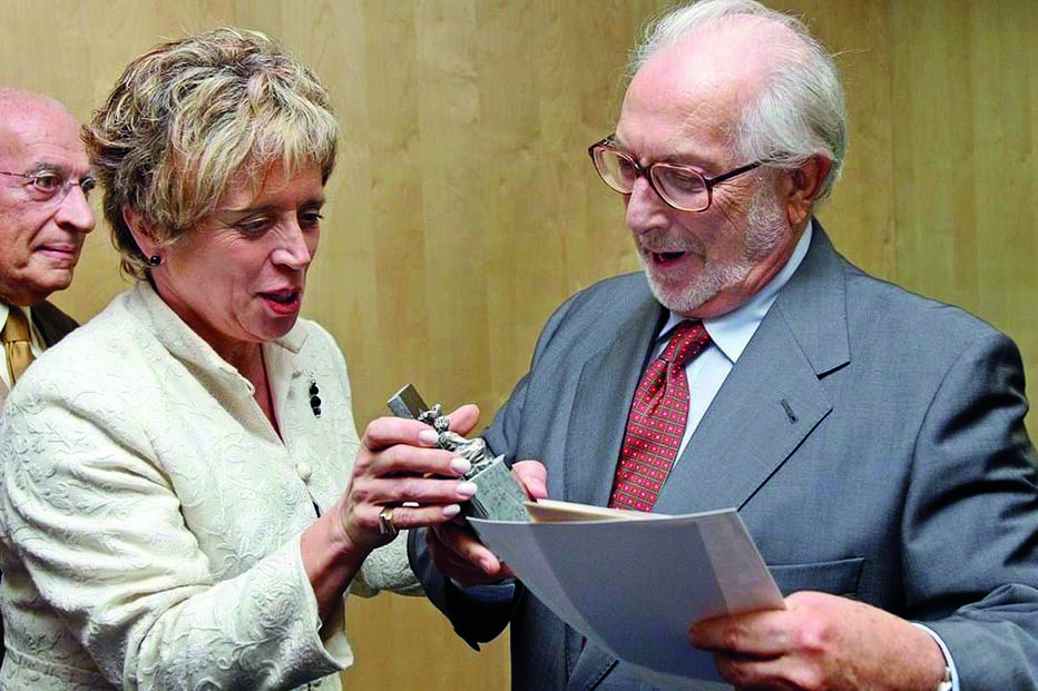 Pedro Tamen recebe o Prémio Literário Inês de Castro em 2008 da então ministra da Cultura Isabel Pires de Lima