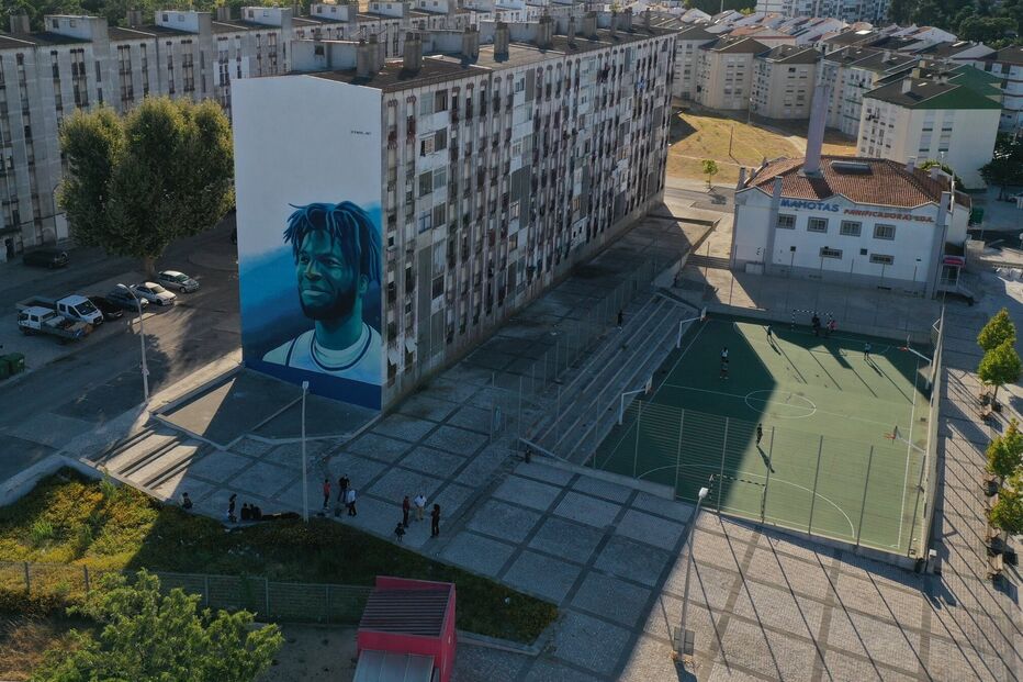 Neemias Queta, o primeiro português na NBA. já foi eternizado num mural de um prédio no Vale da Amoreira