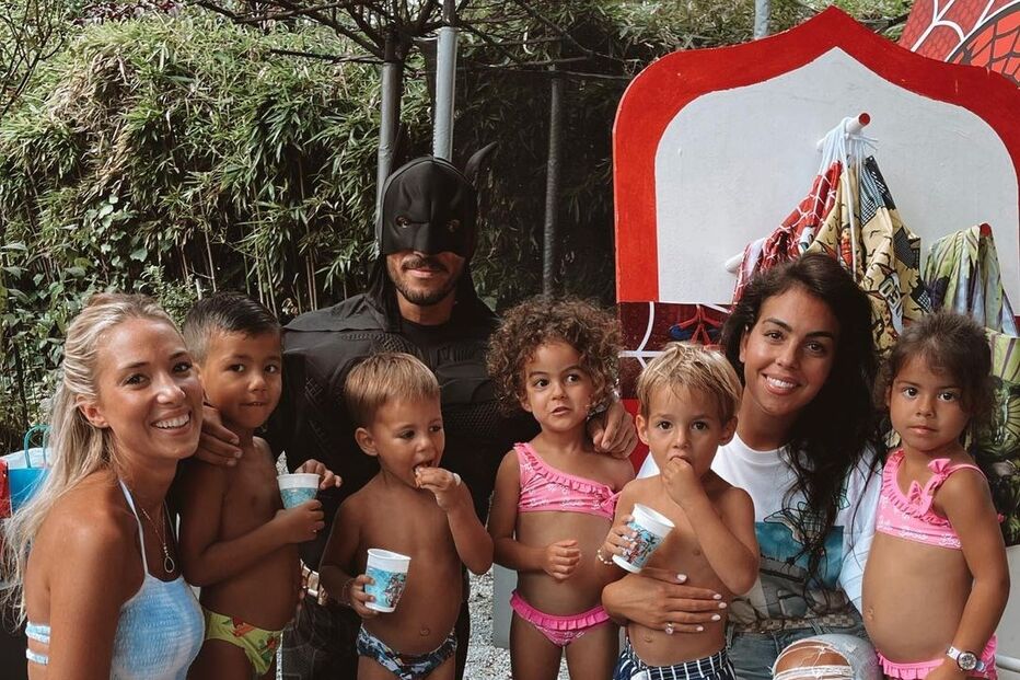 Georgina Rodríguez na companhia dos filhos