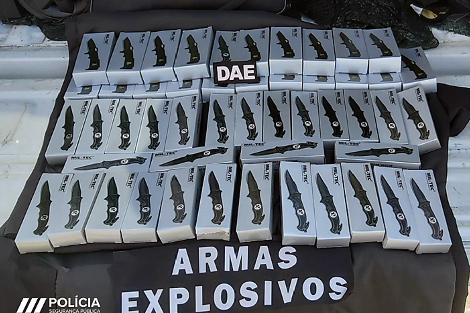PSP apreende 50 facas de abertura fácil a dono de estabelecimento comercial em Braga