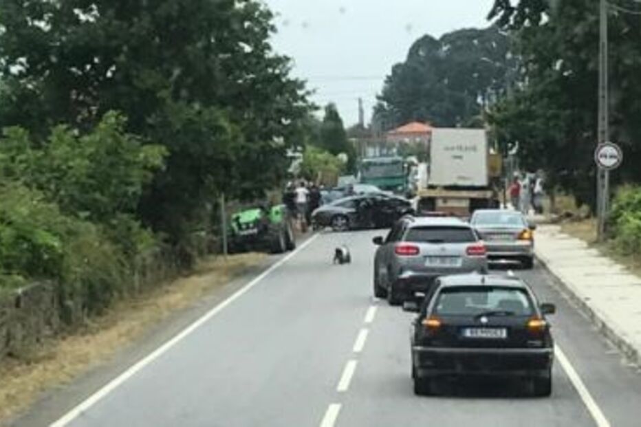 Homem em estado grave em colisão entre carros na EN 202 em Monção