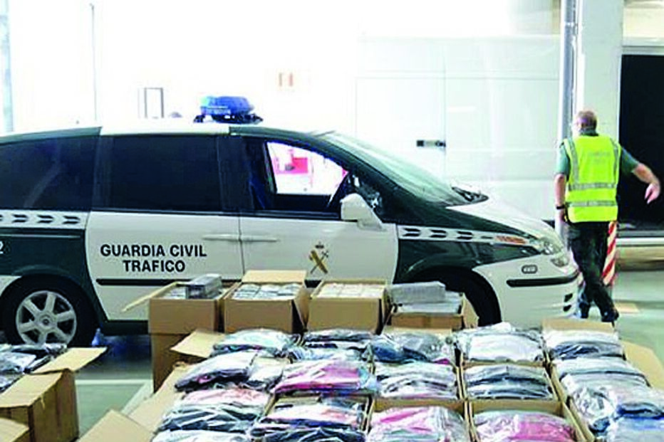 Roupa e calçado eram contrafeitos