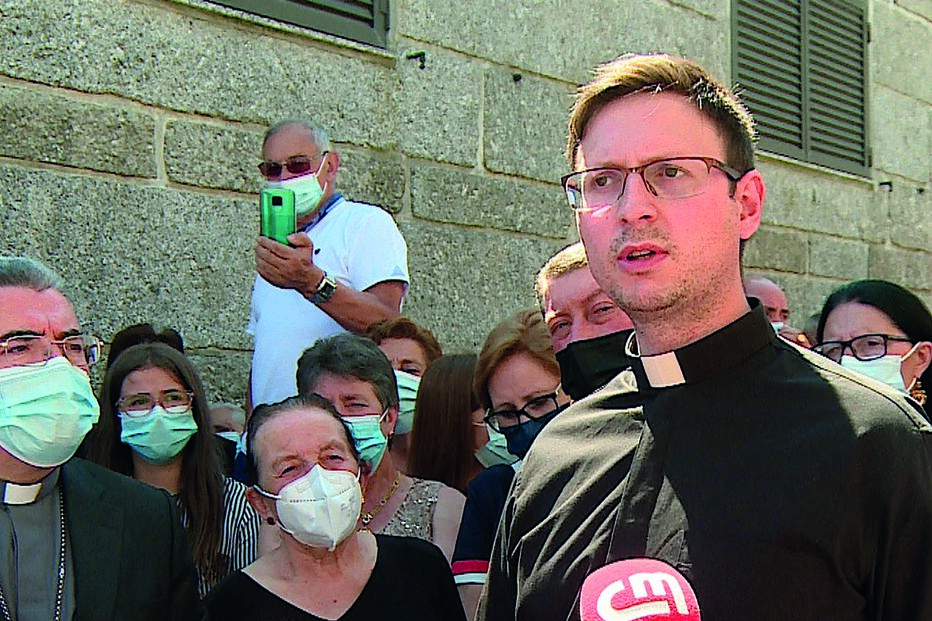 Padre Manuel Torre (sem máscara) diz aos fiéis, na presença do bispo D. Nuno Almeida, que voltará às paróquias