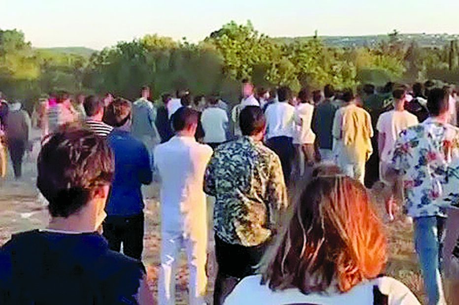 GNR dispersa dezenas de jovens em parque de estacionamento em Boliqueime