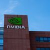 <![CDATA[ Nvidia e AMD vão pagar aos Estados Unidos 15% das vendas de 'chips' à China ]]>