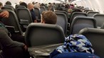 Passageiro preso com fita-cola a assento de avião após causar distúrbios a bordo