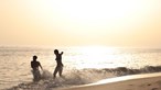 Tempo quente provoca lotação esgotada em mais de 60 praias e obriga a prevenção