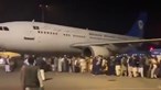 Pelo menos cinco mortos no aeroporto de Cabul. Centenas tentam entrar à força em aviões para fugir da capital