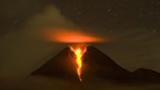 Nova erupção do vulcão indonésio do monte Merapi