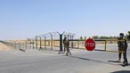 Centenas de soldados afegãos tentam fugir para o Uzbequistão de avião e a pé. 46 voos militares foram travados 