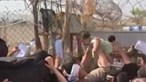 Mulheres em desespero em Cabul tentam passar bebés pelo arame farpado e pedem a soldados britânicos para os levar