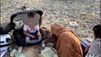 'A minha filha bebé está congelada': Família afegã-americana relata horror enquanto não consegue fugir de Cabul