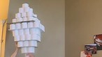 Homem bate recorde ao equilibrar 101 rolos de papel higiénico na testa