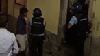 Polícia filmado a dispersar à bofetada jovens no Bairro Alto. Veja as imagens