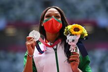 Patrícia Mamona com a medalha de prata