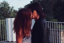 Inês Herédia mostra beijo apaixonado com Gabriela Sobral em dia de aniversário