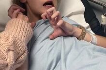 Claire mostrou a filha no hospital