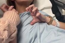 Claire mostrou a filha no hospital