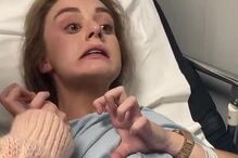 Claire mostrou a filha no hospital