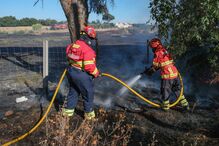 Incêndio consome zona agrícola em Algeruz, Setúbal