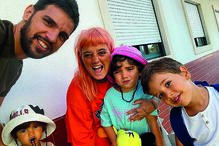 Músico soprou as velas ao lado da ex-companheiro e dos três filhos  