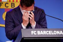 Lionel Messi emocionado na despedida do Barcelona