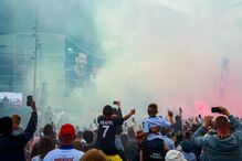 Milhares de adeptos do PSG fazem festa por Messi no clube