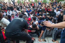 Milhares de adeptos do PSG fazem festa por Messi no clube