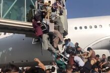 A precipitação para entrar num avião levou várias pessoas a cair de uma escada de acesso 