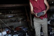 Hélio Pereira, um ceramista que se instalou em Faz Fato, viu o seu estúdio e o trabalho de uma vida 