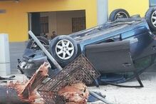 Carro despista-se contra árvore e capota em Quarteira