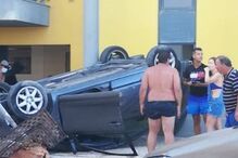 Carro despista-se contra árvore e capota em Quarteira