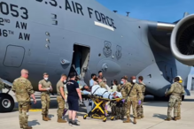Mulher afegã dá a luz a bordo de C-17 que a retirou de Cabul