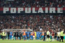 Caos, invasão de campo e agressões: Jogo entre Nice e Marselha tornou-se batalha campal