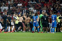 Caos, invasão de campo e agressões: Jogo entre Nice e Marselha tornou-se batalha campal