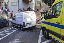 Homem ferido após despiste com capotamento de um jipe em Lisboa