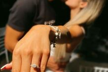 Guarda-redes ajoelhou-se perante a namorada para a pedir em casamento. Família juntou-se para festejar o momento