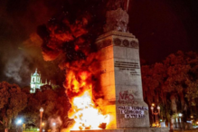 Estátua de Pedro Álvares Cabral incendiada e vandalizada no Rio de Janeiro durante protestos de movimento indígena