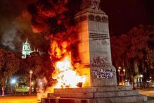 Estátua de Pedro Álvares Cabral incendiada e vandalizada no Rio de Janeiro durante protestos de movimento indígena