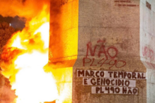 Estátua de Pedro Álvares Cabral incendiada e vandalizada no Rio de Janeiro durante protestos de movimento indígena