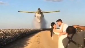 Avião descarrega 900 litros de água para criar arco-íris em fotos de casamento