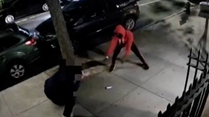 Imagens de videovigilância mostram assalto à mão armada nas ruas de Nova Iorque